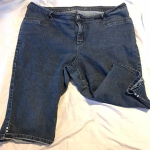 Stretchy denim capris